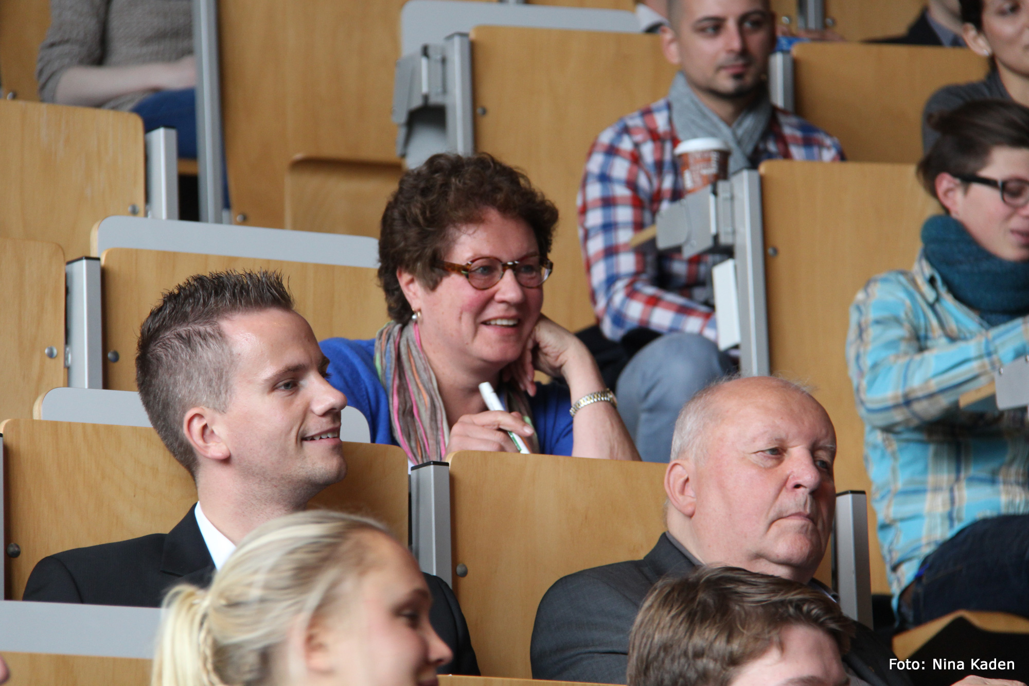 Mensen in de grootste collegezaal van de Westfälische Hochschule, campus Bocholt, ter gelegenheid van een evenement dat werd ondersteund door de Otto Spaleck-stichting