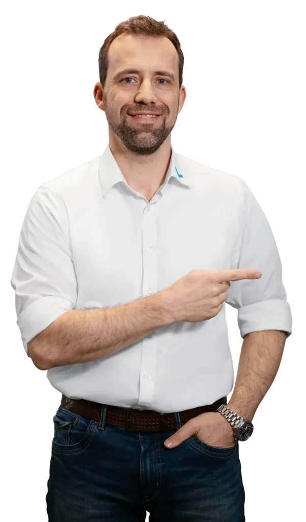 Een man in een wit overhemd wijst met zijn vinger naar de zijkant.