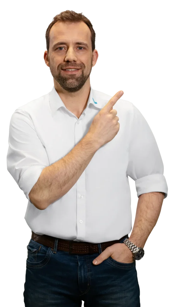 Een man in een wit overhemd wijst naar rechts.