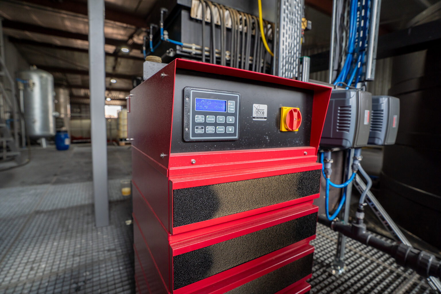 Close-up van een Morselt RedBox-elektrocoagulatiesysteem tijdens het gebruik.