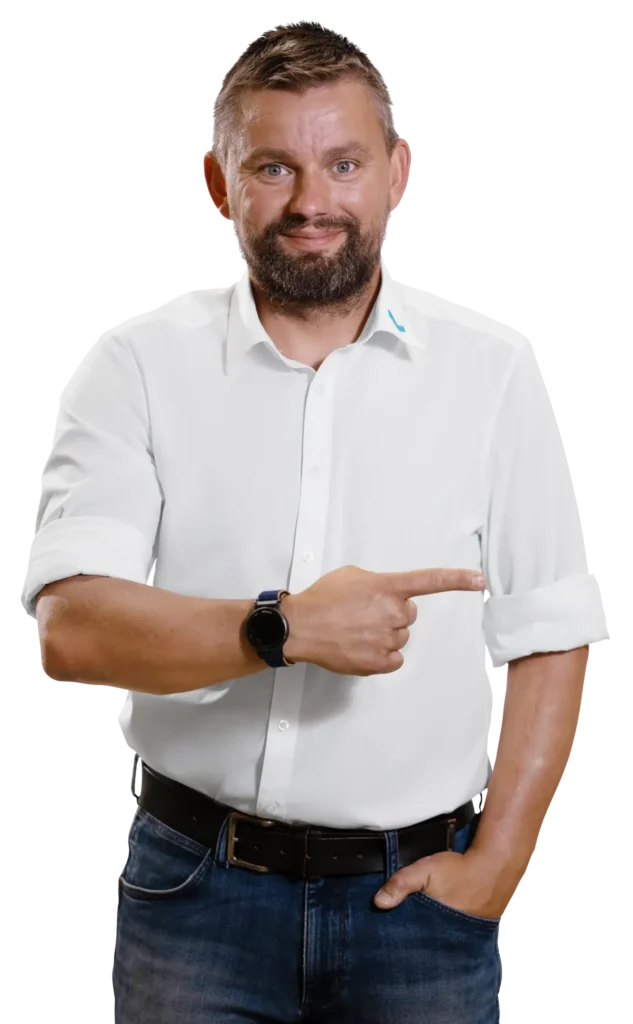 Een man in een wit overhemd wijst met zijn vinger naar de zijkant.