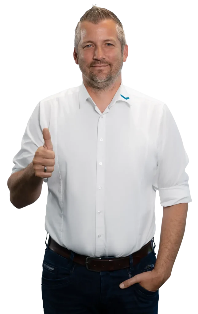 Een man in een wit overhemd steekt zijn duim omhoog.