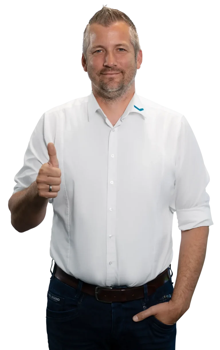 Een man in een wit overhemd steekt zijn duim omhoog.