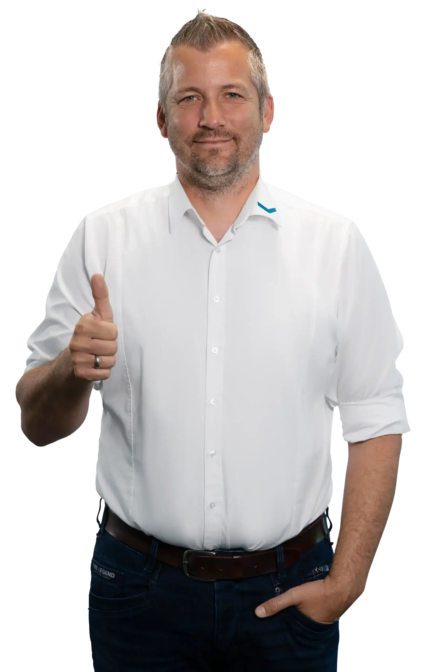 Een man in een wit overhemd steekt zijn duim omhoog.