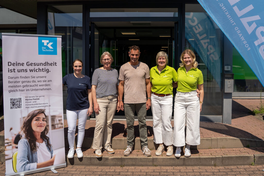 Groepsfoto tijdens de Spaleck-gezondheidsdag met Marina Pawlak, Marlis Spaleck, Andreas Niedrig, Gabi Mumbek en Hanna Hitpaß voor het Spaleck-gezondheidscentrum