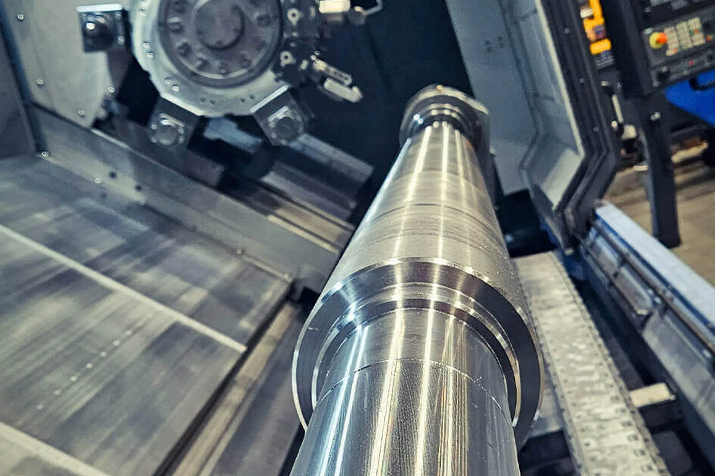 Een blik in een CNC-bewerkingscentrum voor de productie van langdraaiwerkstukken bij loonfabrikant SPALECK