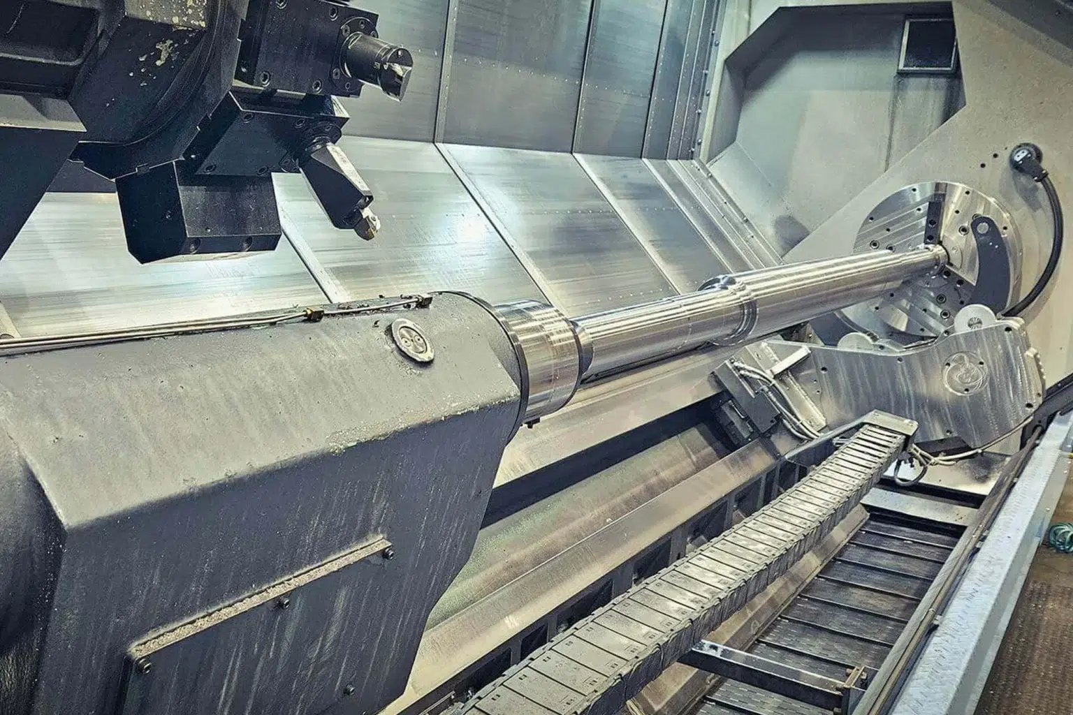 Productie van een langdraaiwerkstuk bij loonfabrikant SPALECK