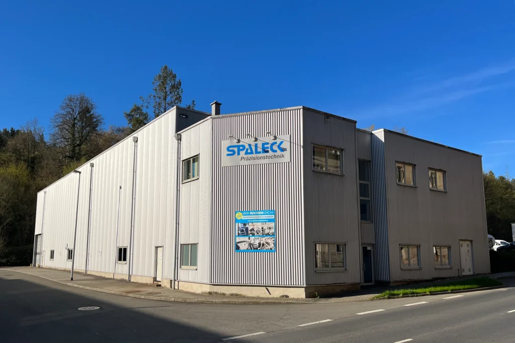 Gebouw van Spaleck Präzisionstechnik GmbH & Co. KG met het bedrijfslogo op de gevel.
