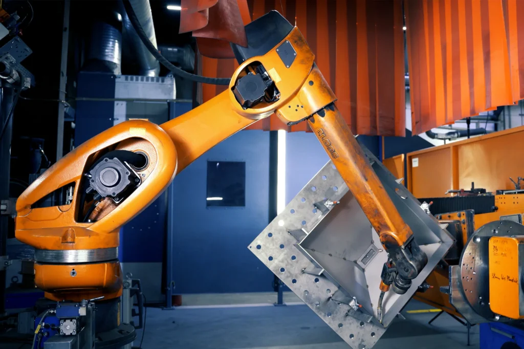 Een lasrobot wordt ingezet voor het geautomatiseerd lassen van een onderdeel voor de spoorwegindustrie. De foto is genomen bij SPALECK, een loonfabrikant en metaalbewerker.