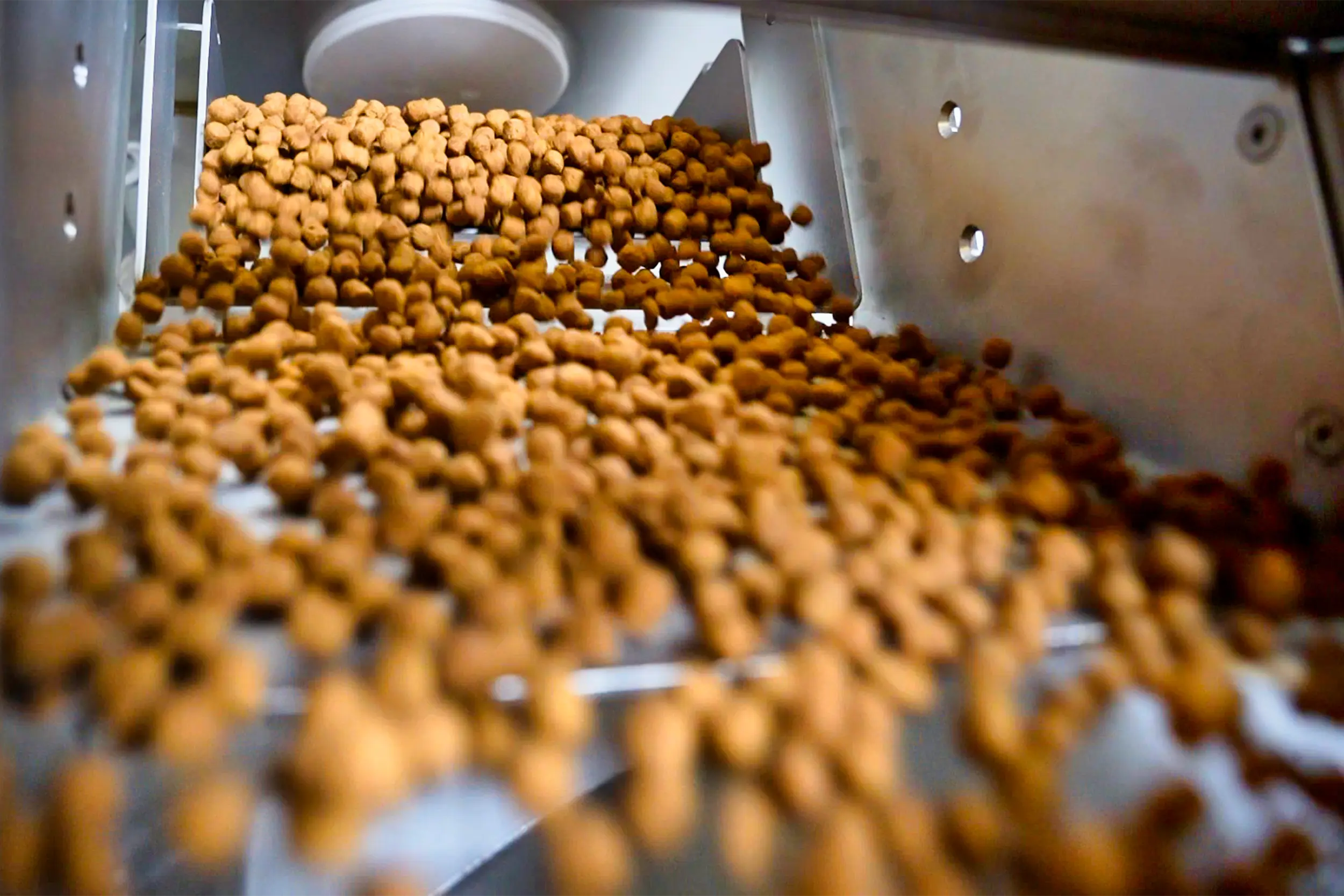 Zeefmachines voor diervoeder zeven bruine pellets.