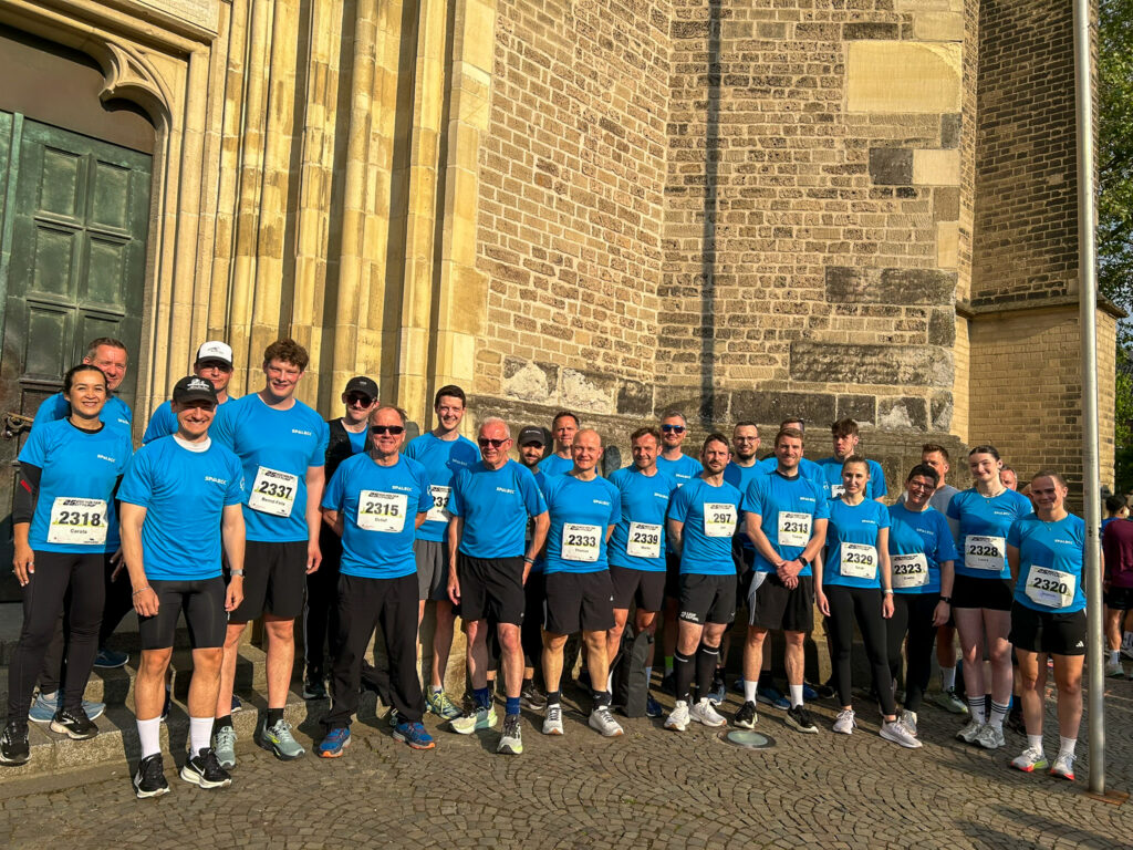 Groepsfoto van het Spaleck-team tijdens de Bocholter Citylauf 2026 in het nieuwe blauwe SPALECK-shirt