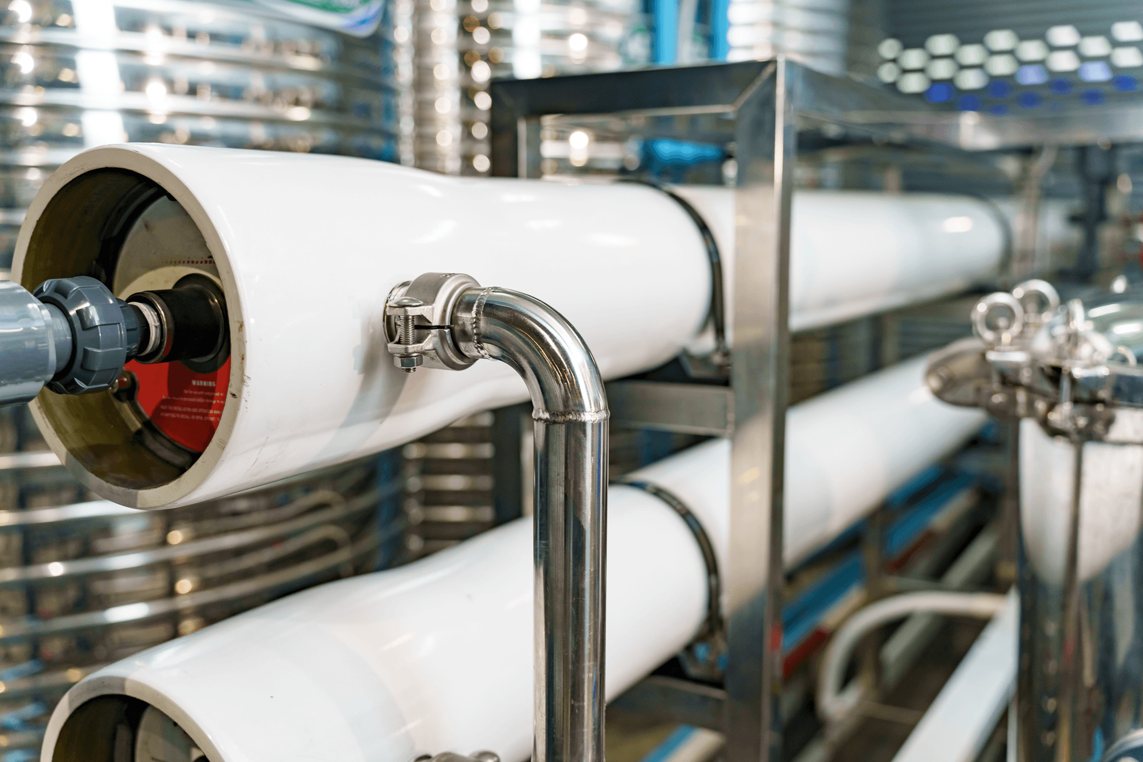 Close-up van een witte buis in een industriële waterzuiveringsinstallatie