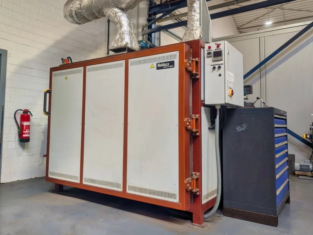 Thermische oven voor metaalbewerking, verspanende bewerking en oppervlaktebehandeling, onder andere voor het gloeien van onderdelen