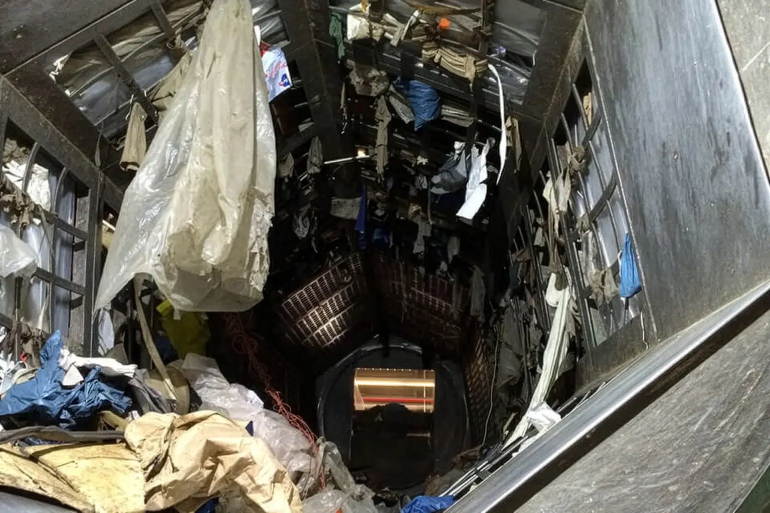 Binnenaanzicht van een trommelzeefmachine met verschillende materialen.