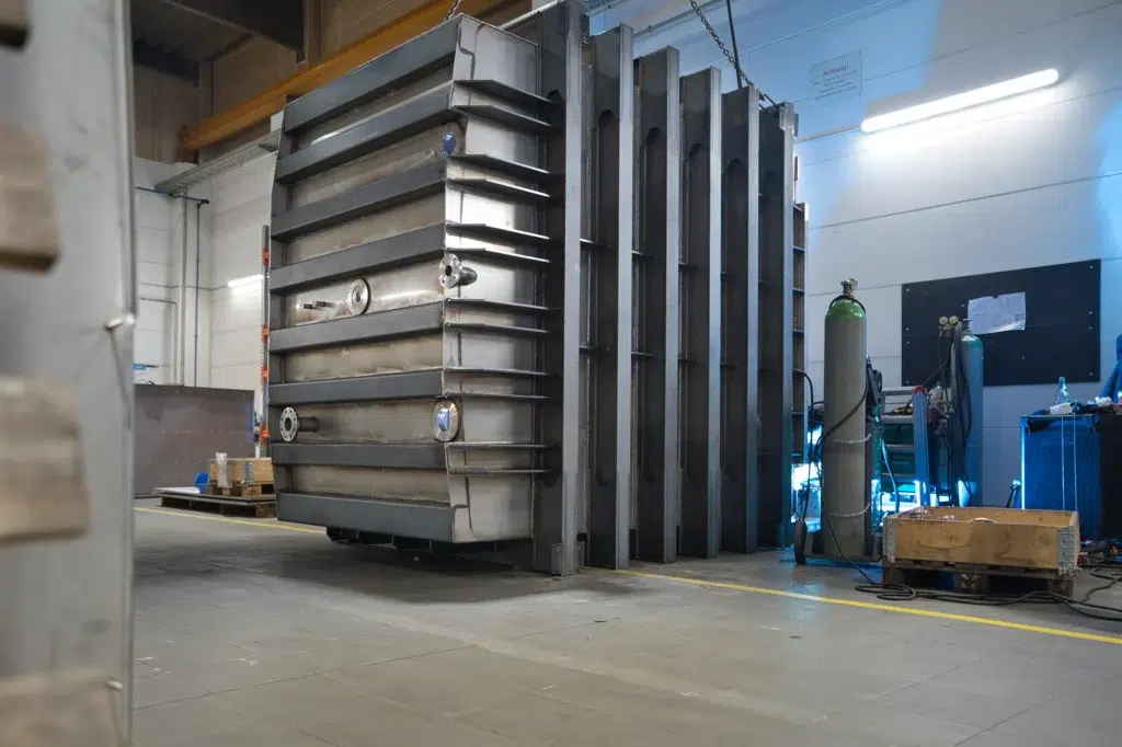 Productie van een groot gelast constructieonderdeel, in dit geval een vacuümkamer van S 355/1.4301, inclusief mechanische bewerking in de productiefaciliteit van SPALECK