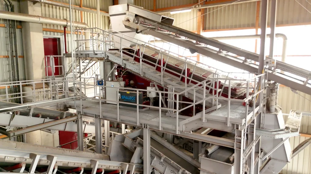 Een blik op een SPALECK 3D COMBI-zeefmachine in een ultramoderne, nieuwe metaalrecyclinginstallatie in Oostenrijk. De 3D COMBI-zeefmachine vervangt twee zeefmachines van een andere fabrikant om de zeefkwaliteit en daarmee de algehele sorteerkwaliteit te verbeteren. Het betreft een retrofitproject binnen een nieuwe installatie.