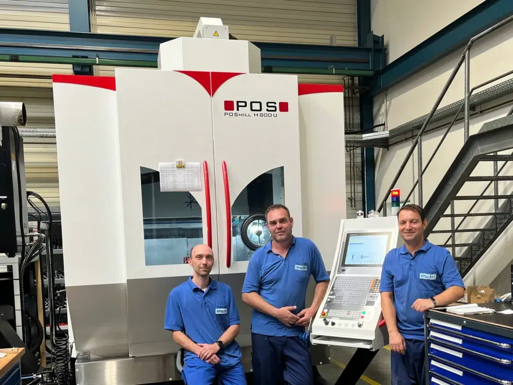 Drie verspaningsmonteurs van SPALECK Präzisionstechnik in Greiz bij het nieuwe CNC-freescentrum POSmill H 800 U.